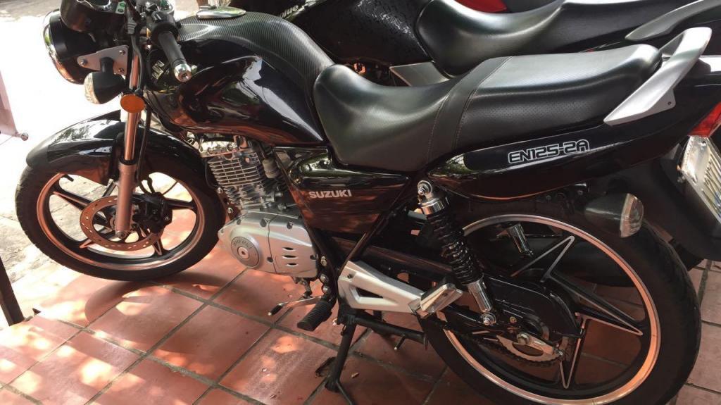 SUZUKI EN125 NEGRO 2013 IMPECABLE