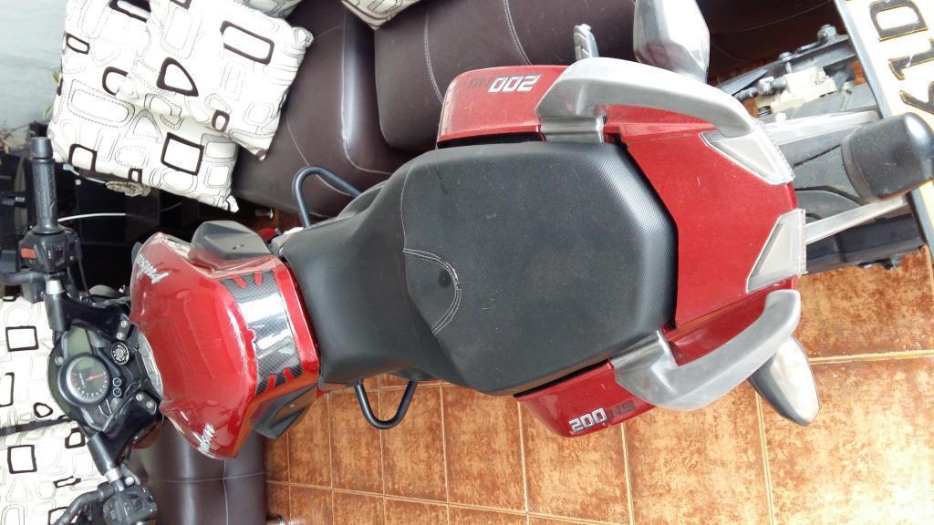 VENDO NS200 ROJA