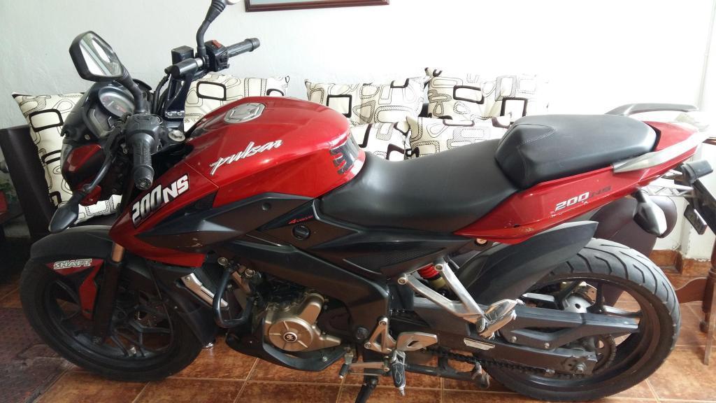 VENDO NS200 ROJA