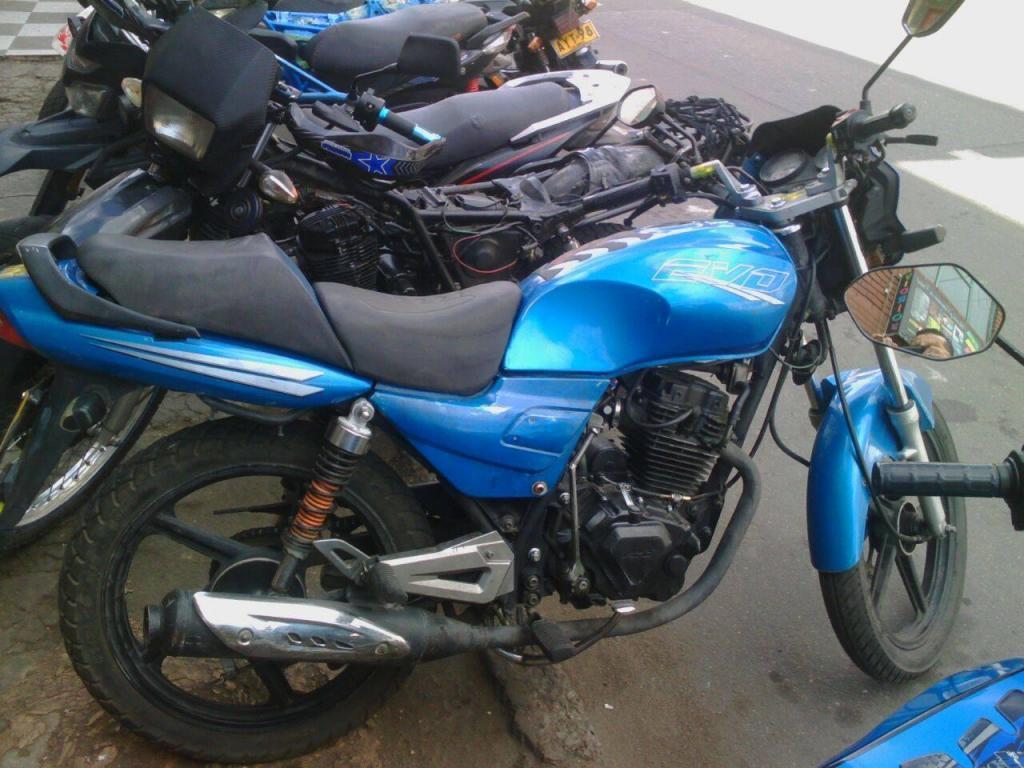 VENDO MOTO AKT 125 EVO