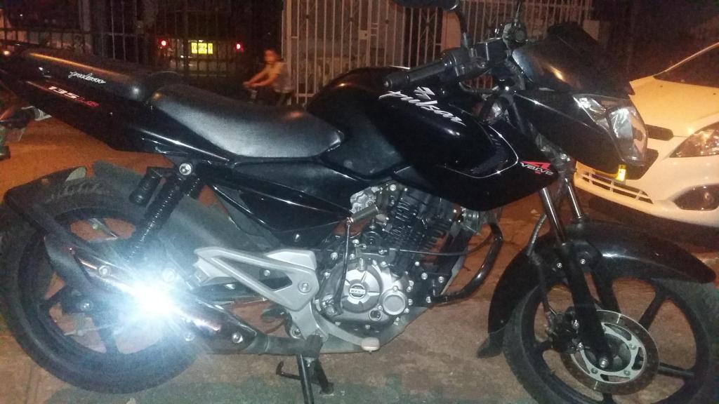 VENDO HERMOSA PULSAR 135 MOD. 2017 NEGRA COMO NUEVA