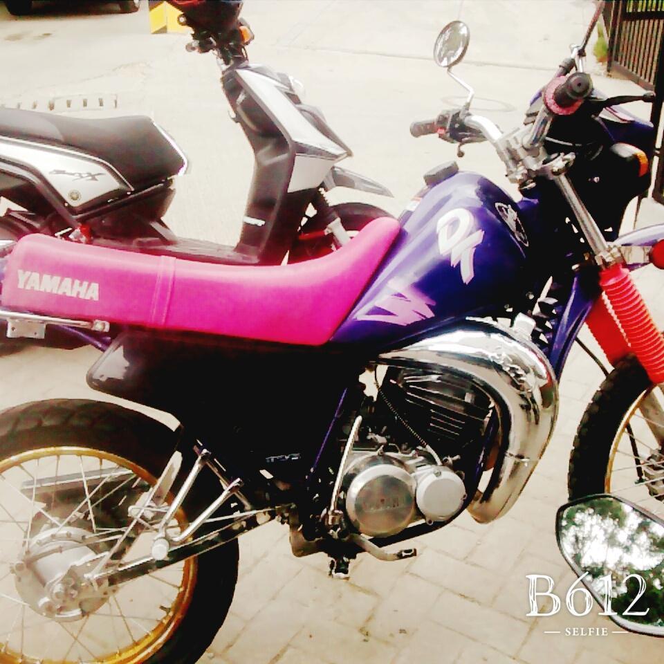 vendo moto DT modela 94 buen cuidada. color violeta