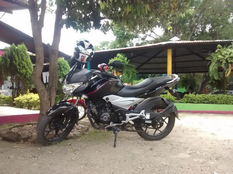 vendo moto discover 125st con papeles al dia hasta junio 27