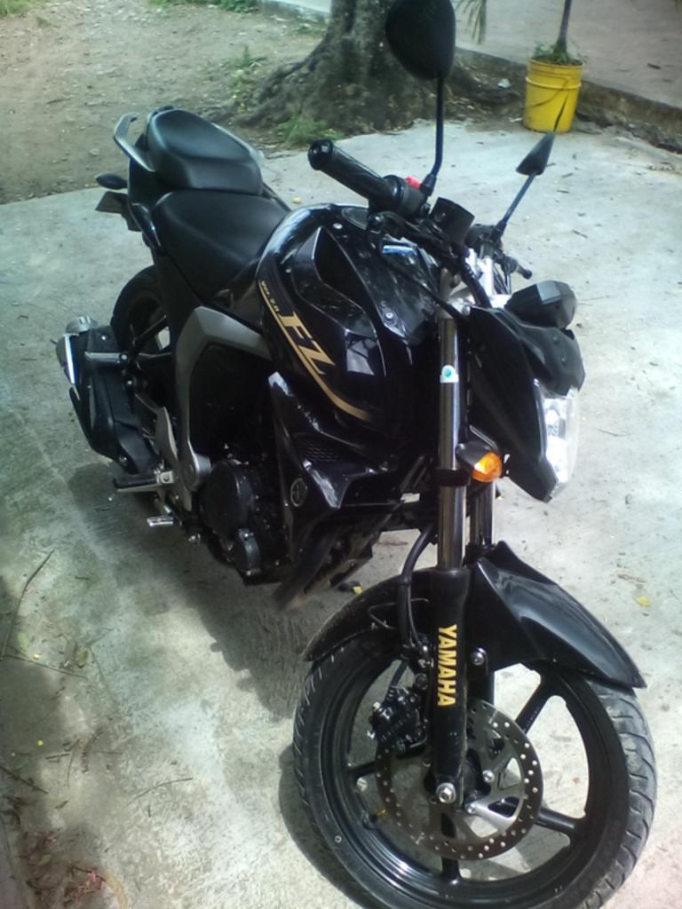 Vendo FZ modelo 2017 con 8000 kilómetros