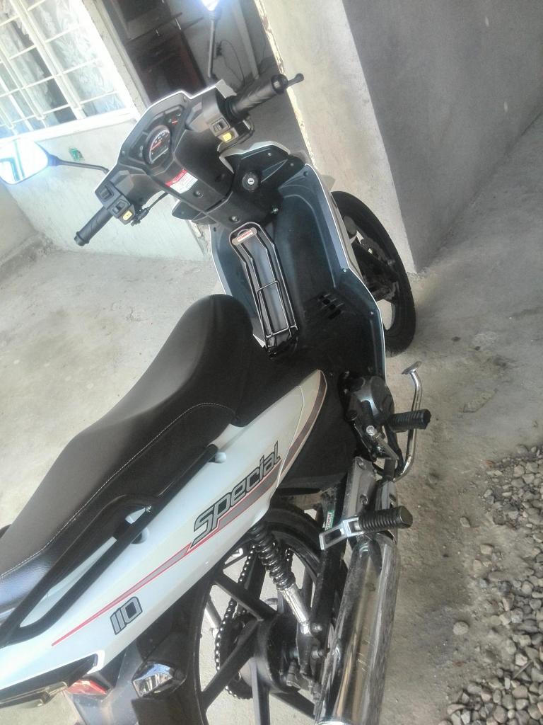 VENDO MOTO SEÑORITERA AKT MODELO 2016 PAPELES AL DIA BARATA NEGOCIABLES