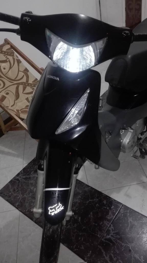 Moto Biz 125 negra de