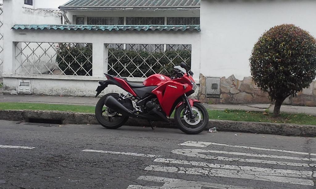 HONDA CBR 250R $10.200.000 MODELO 2015 KM:21.000