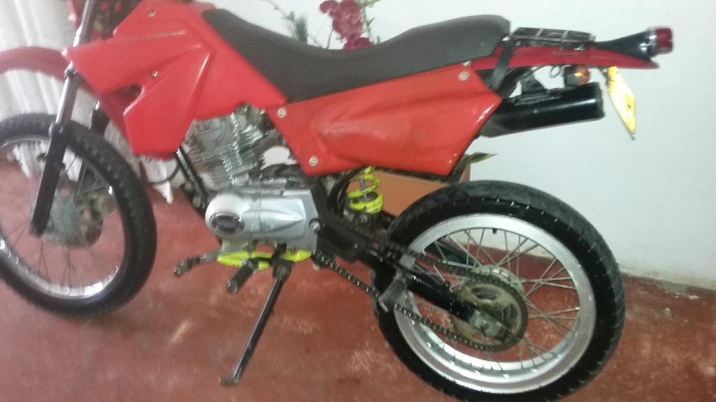 VENDO MOTO DE