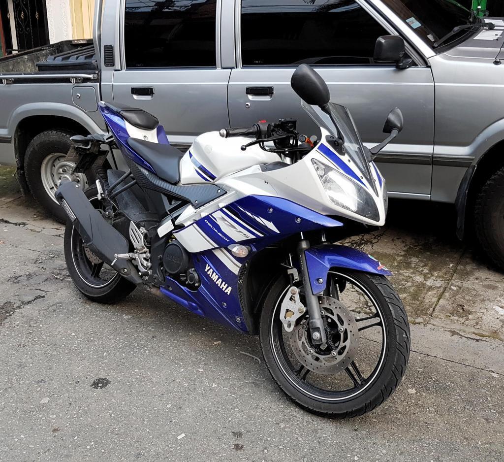 Yamaha R15 blanca con azul usada en perfecto estado. Nunca chocada unico dueño