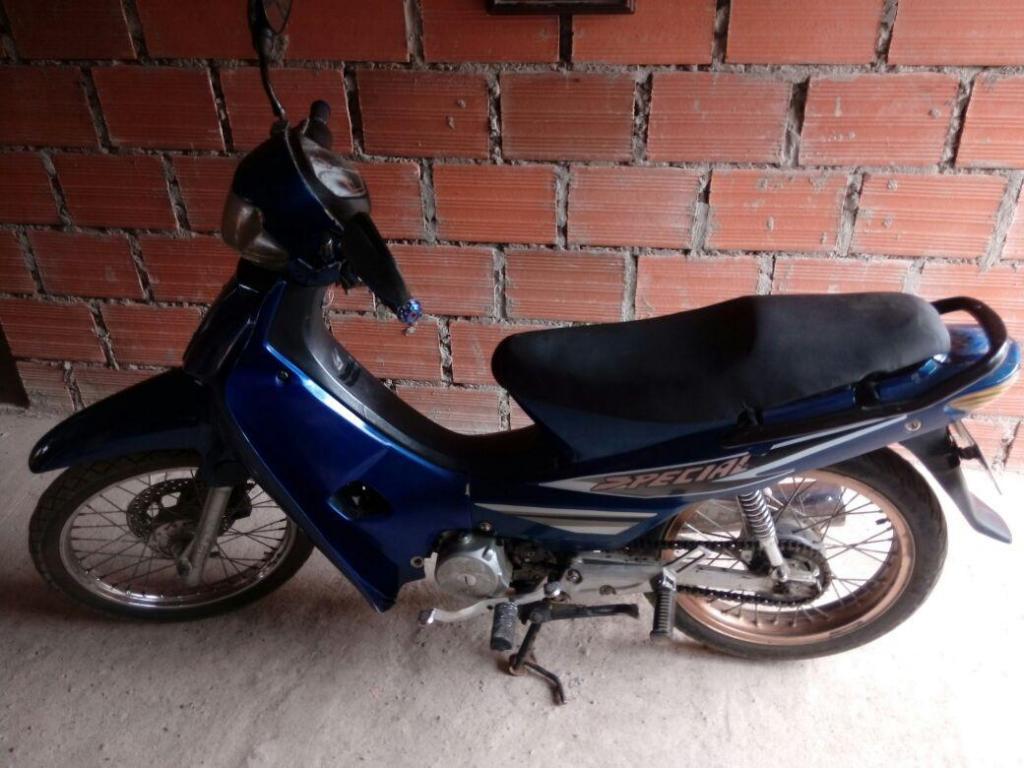 se vende moto akt especial 1.100.00 negociable inf 3223686940