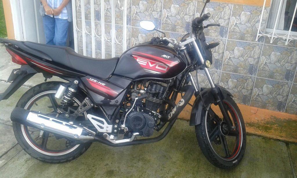 SE VENDE MOTO AKT EVO 125 CON PAPELES HASTA EL 31 DE ENERO DEL 2018