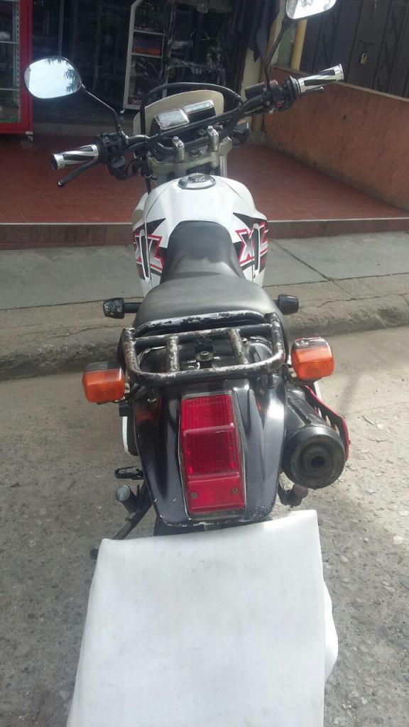 moto HONDA XL 200