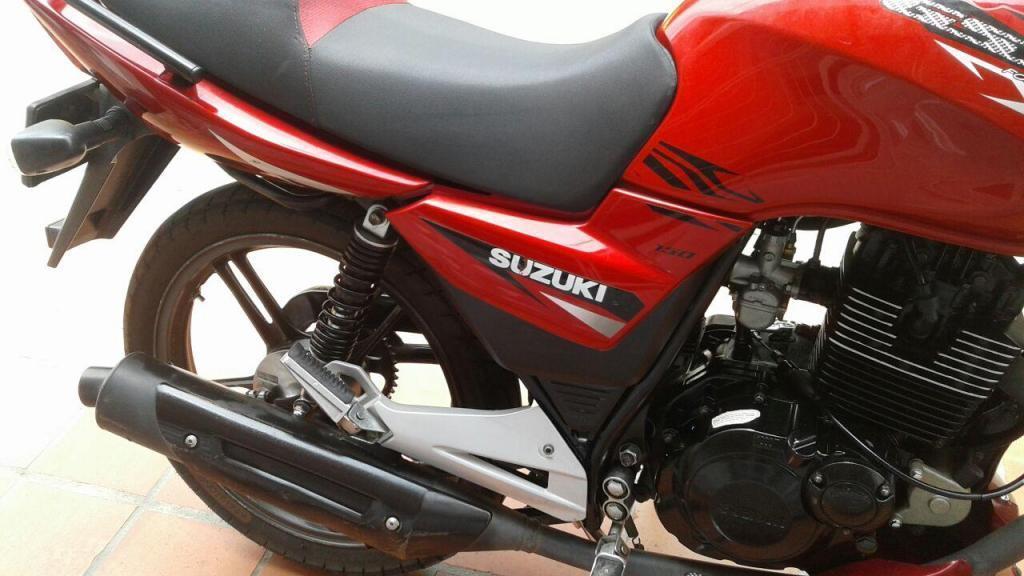 Moto Suzuki GSX 150 Color Roja
