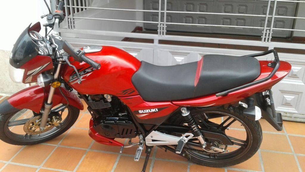 Moto Suzuki GSX 150 Color Roja