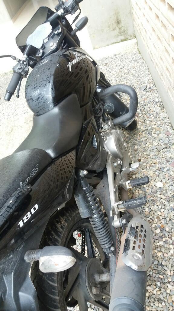 Pulsar 180 con Papeles Asta Marzo 2018