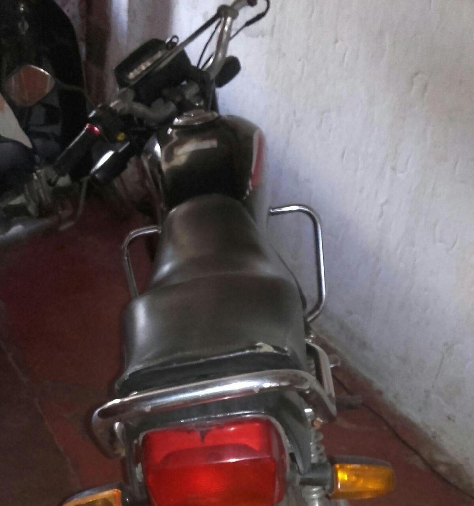 SE VENDE MOTO CB 100