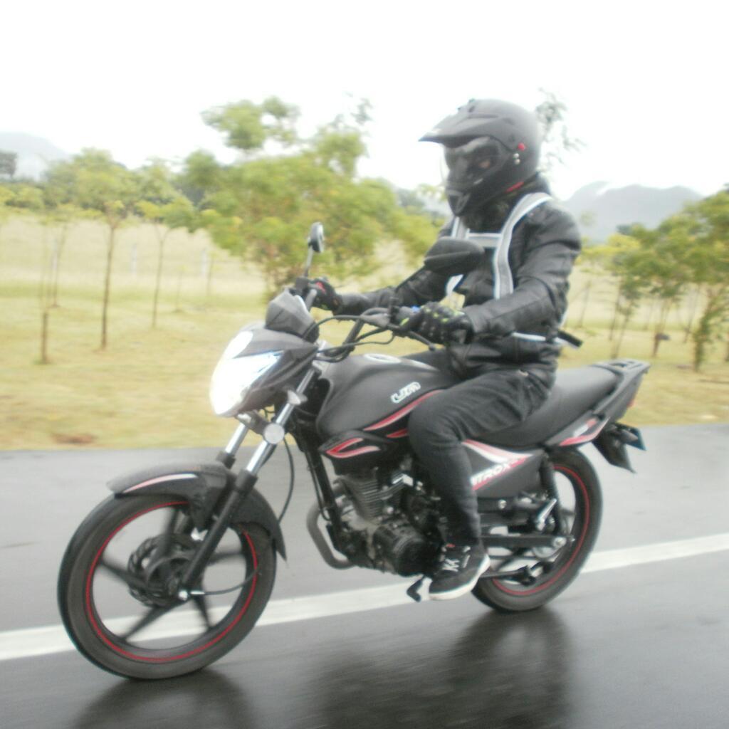 Hermosa Moto Negro Mate Como Nueva Um