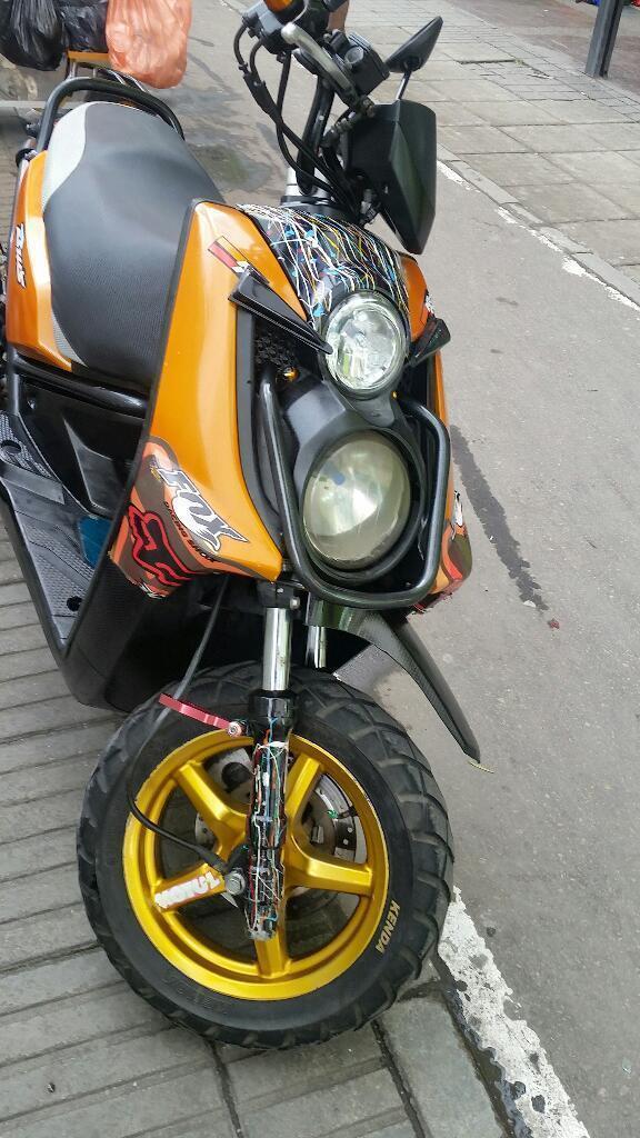 Moto Yamaha Negra Naranja en Buen Estado