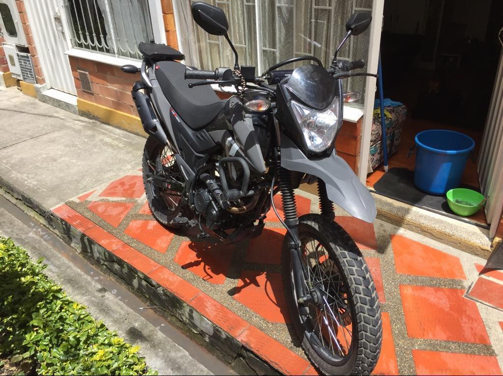 Vendo Hermosa Akt Ttr 125 Negra 2016