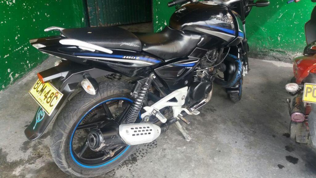 Vendo moto pulzar 180 con 330000 p kiletros muy buen estado 3156846015
