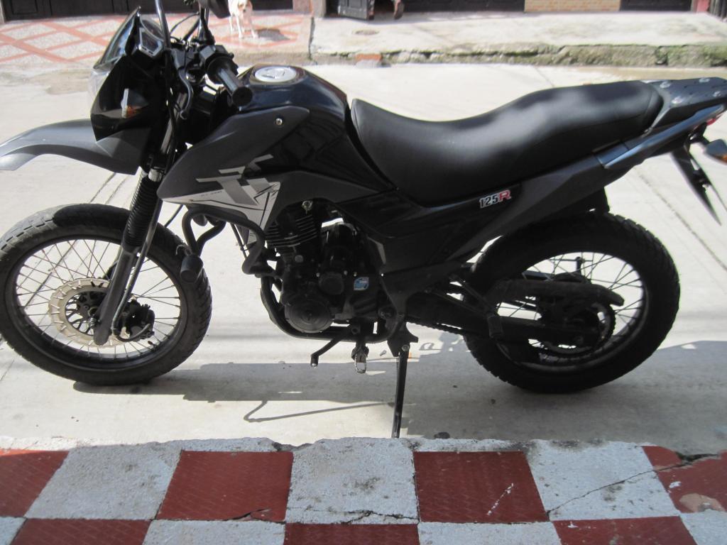 se vende moto AKT TT 125 modelo 2015 color negra en muy buen estado