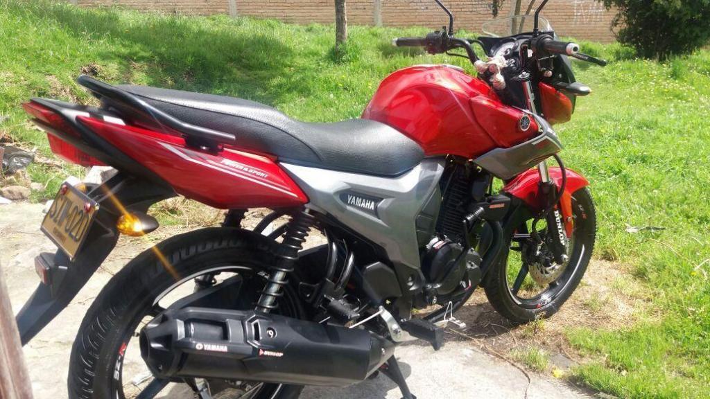 Vendo moto Yamaha 150 SZR 150 de color rojo modelo 2015 Sin papeles
