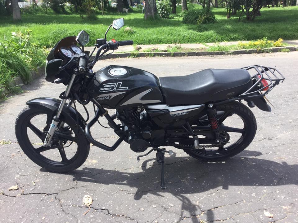 Moto AKT 125, 2013 sin seguro ni tecno calle 170 norte unico dueño