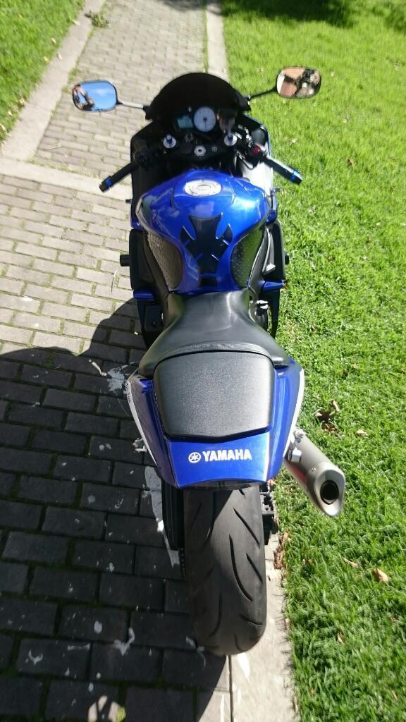 Yamaha R6s Superbike