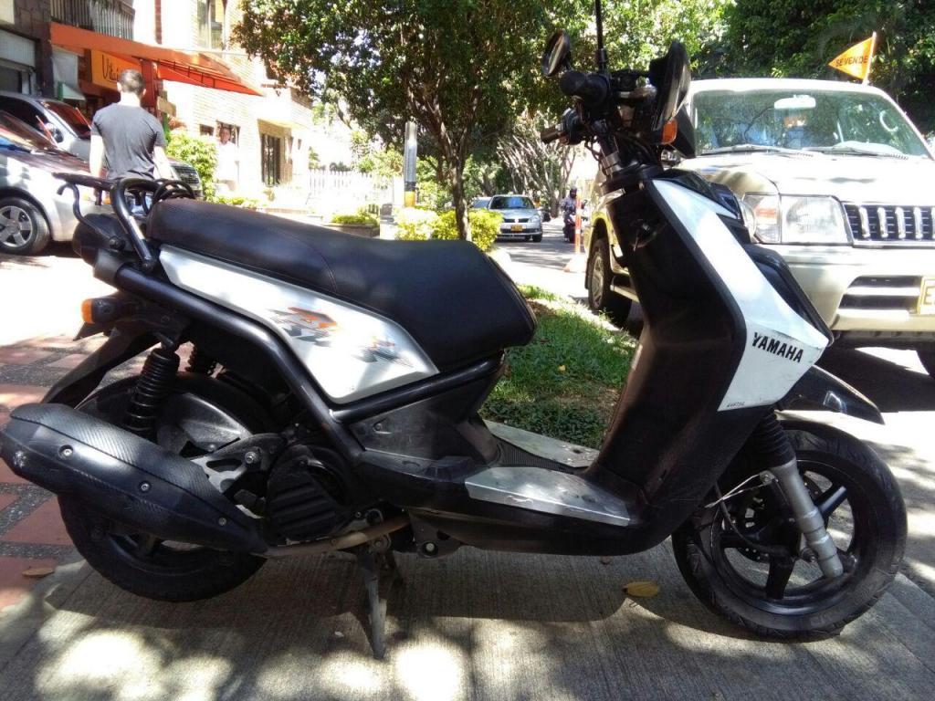 Vendo moto Yamaha Bwis, modelo 201, blanca, directamente con el dueño. documentos al dia