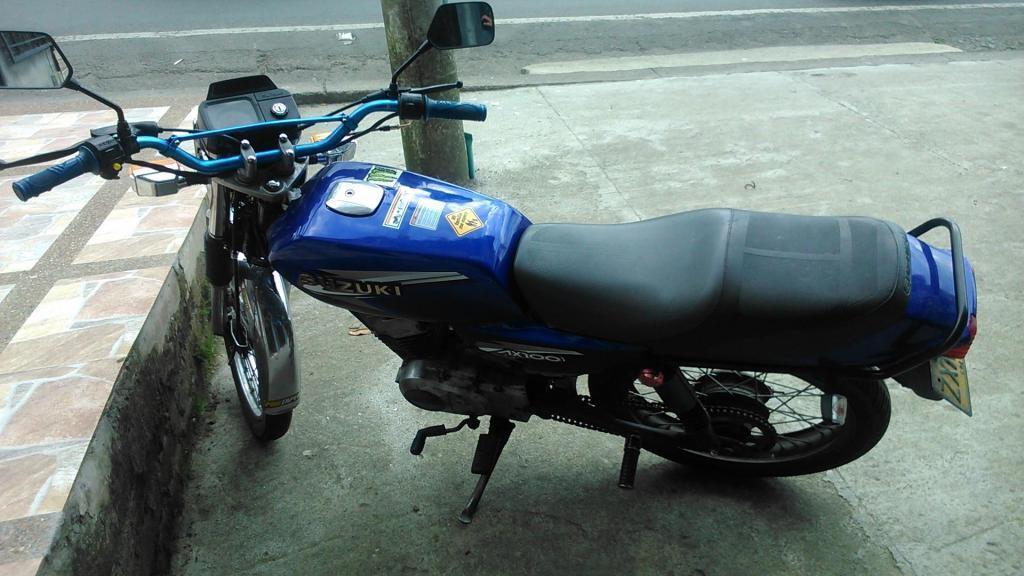 Vendo moto ax 100 con tarjeta y cartas lista para el.traspaso modelo95