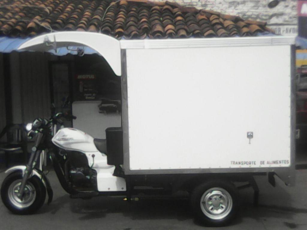 Moto Carguero AKT con furgón único dueño