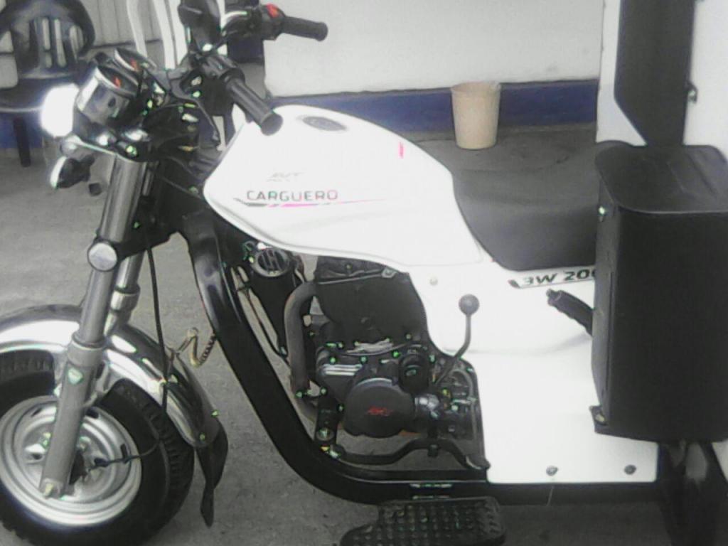 Moto Carguero AKT con furgón único dueño