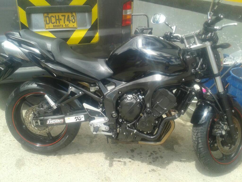 Hermoza Moto Yamaha Fzs2