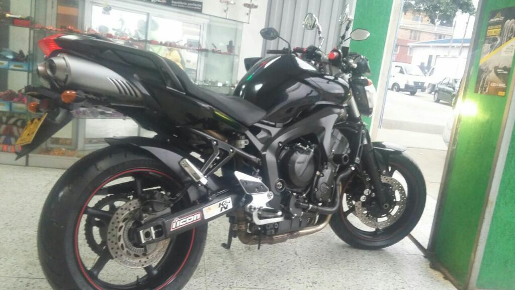 Hermoza Moto Yamaha Fzs2