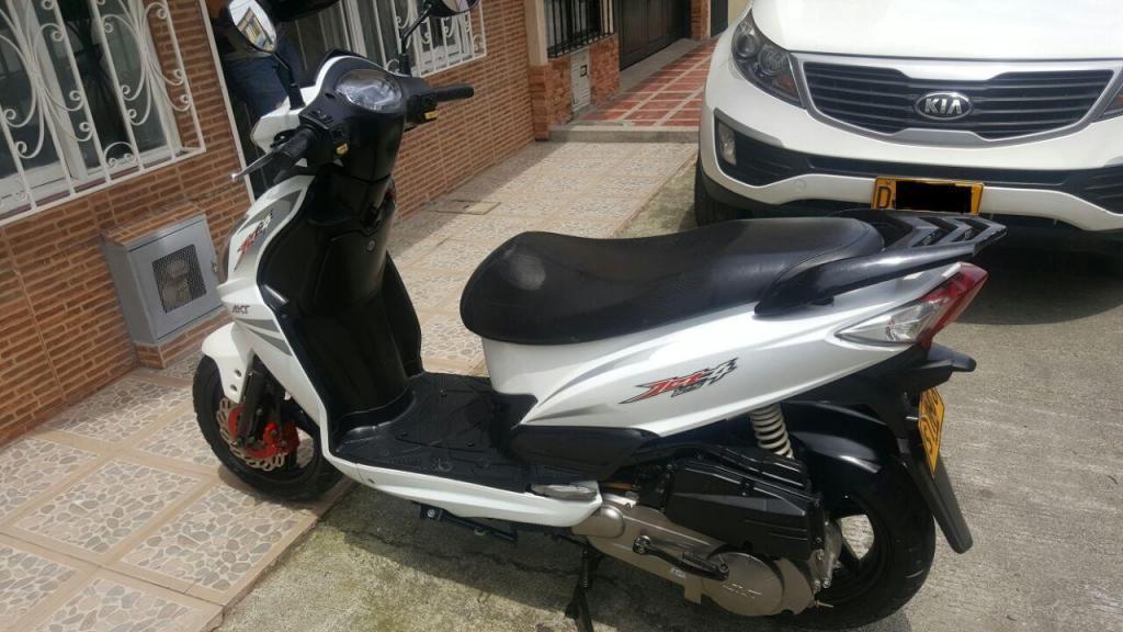 VENDO HERMOSA AKT JET 4