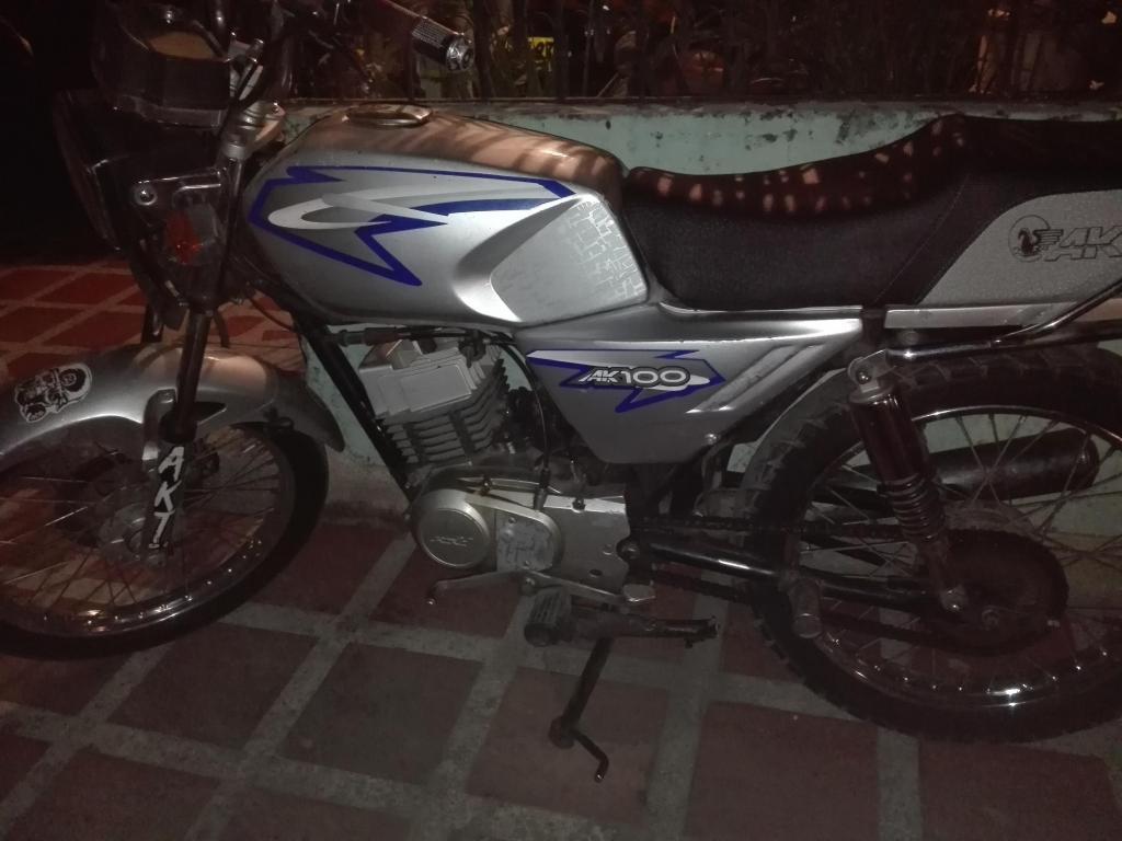 VENDO MOTO BUEN PRECIO INF 3152751769