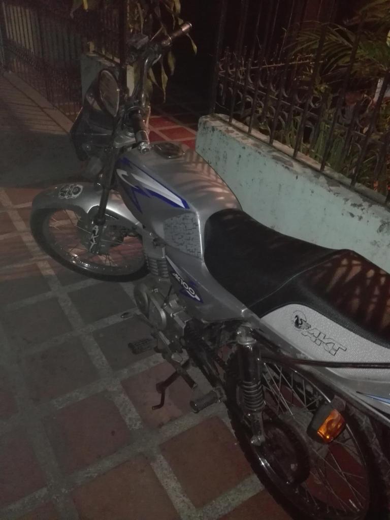 VENDO MOTO BUEN PRECIO INF 3152751769