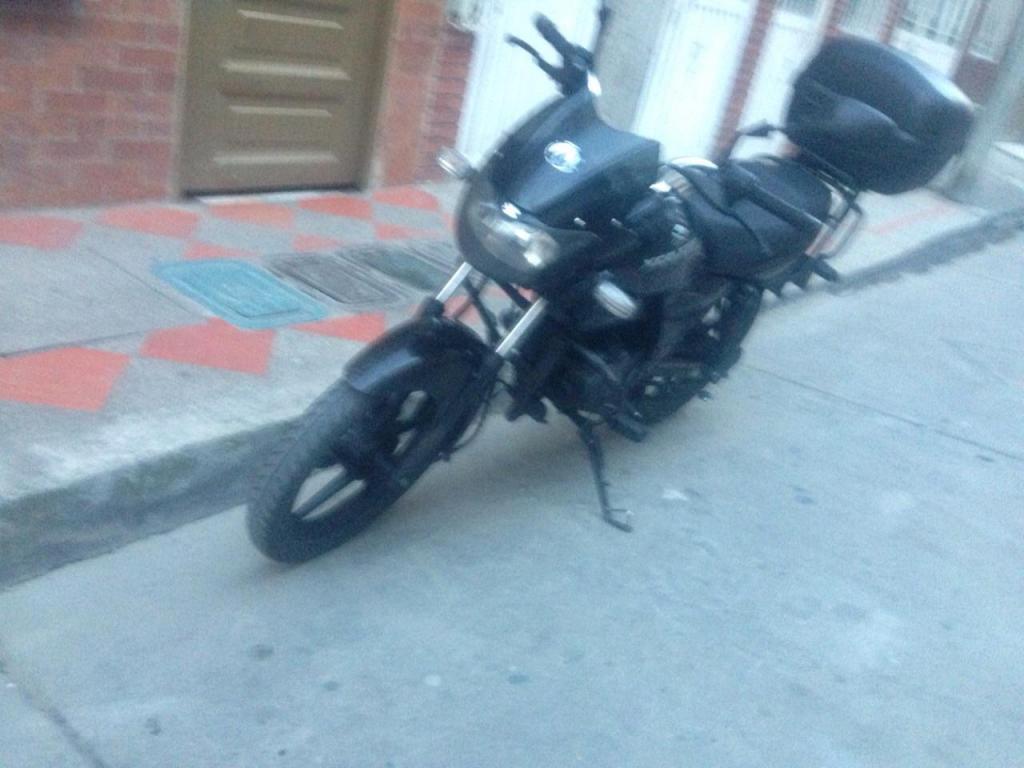 Vendo Moto Bajaj 125cc con Baúl