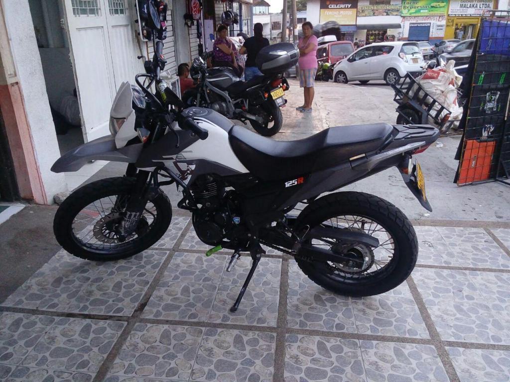 Se vende moto AKT TT 125