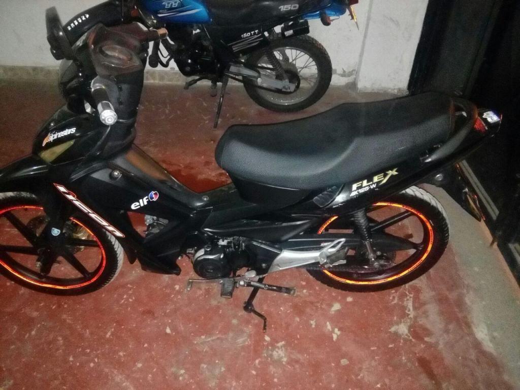 VENDO MOTO HERMOSA