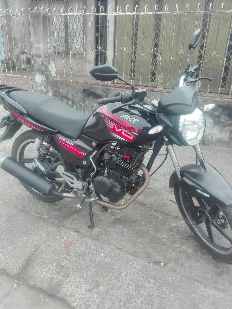 Moto en Exelemte Estado Akt Evo 2