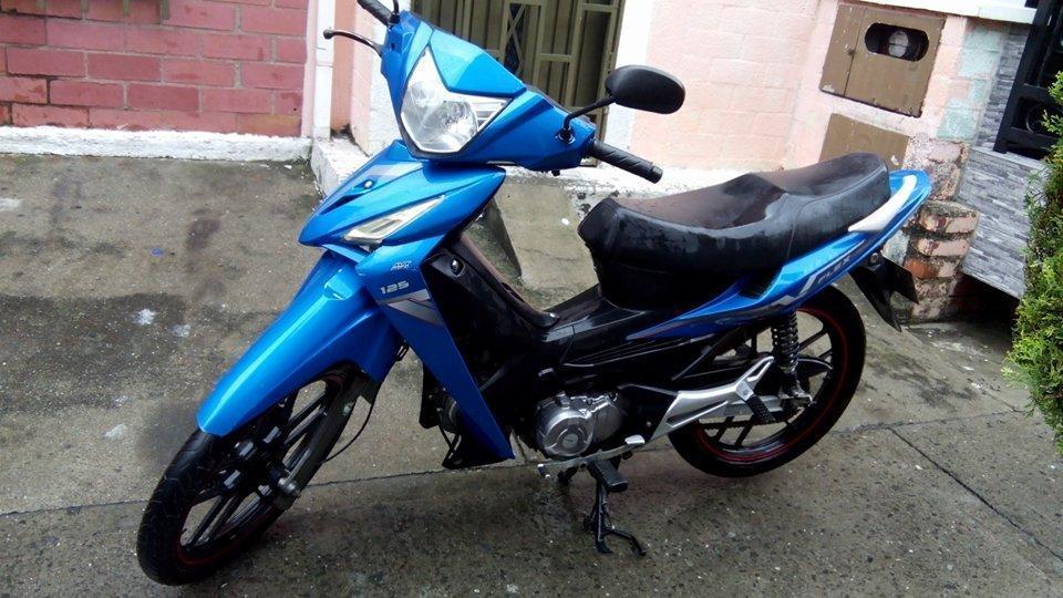 vendo moto o cambio encimo AKT 125 2015 AL DIA SEGURO Y TECNO M NUEVAS DE  TEL 3735887 CEL 3053598511