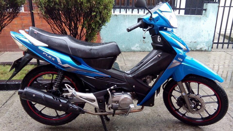 vendo moto o cambio encimo AKT 125 2015 AL DIA SEGURO Y TECNO M NUEVAS DE  TEL 3735887 CEL 3053598511