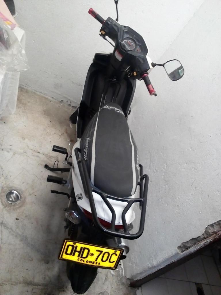 vendo moto akt 110 modelo 2014 poco uso