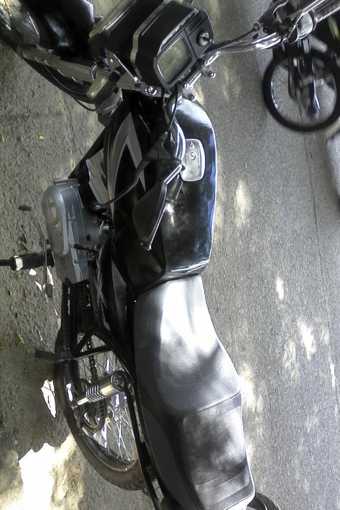 Vendo Moto Akt 100 en Buen Estado