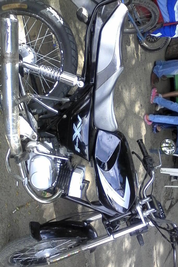 Vendo Moto Akt 100 en Buen Estado