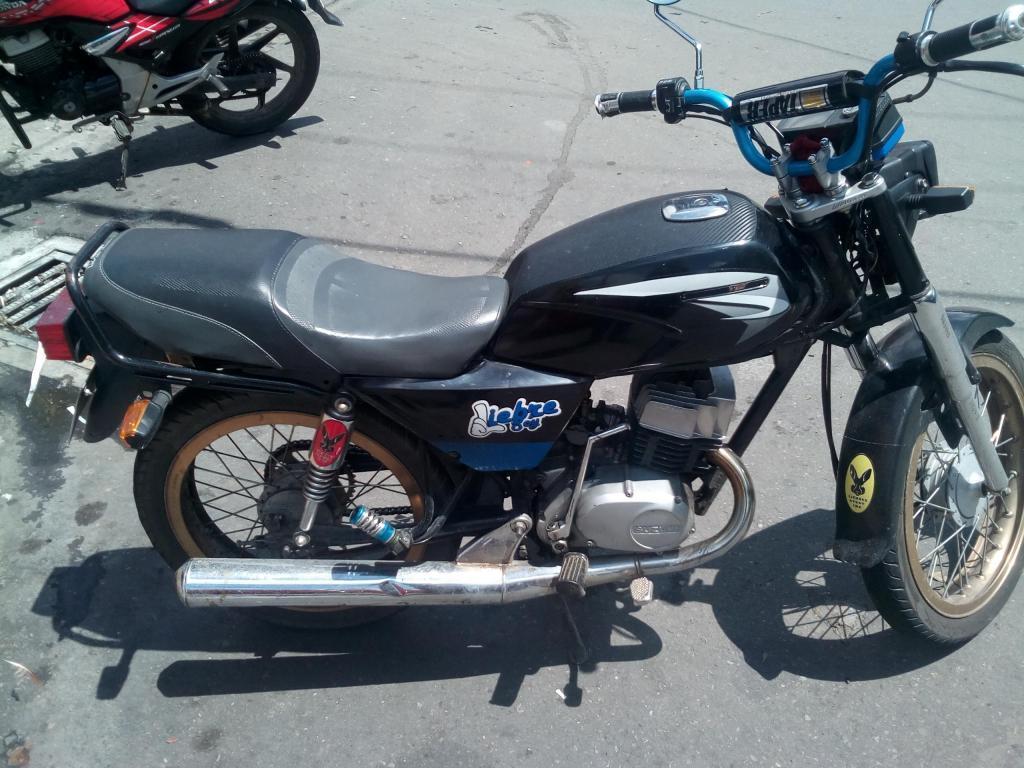VENDO AX100 MODELO 2006 PAPELES AL DIA