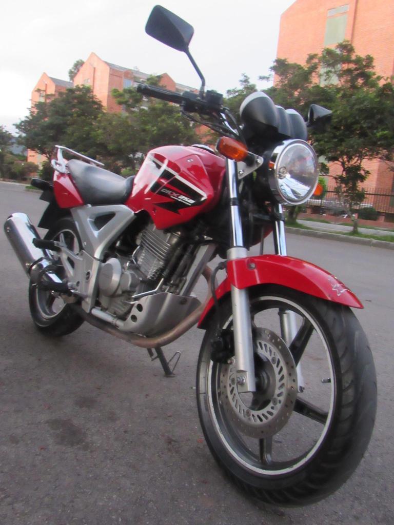 Moto Honda Twister CBX 250 CC Tipo Naked Cómoda ideal para viajar