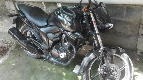 Vendo Motocicleta Honda Invicta Negra