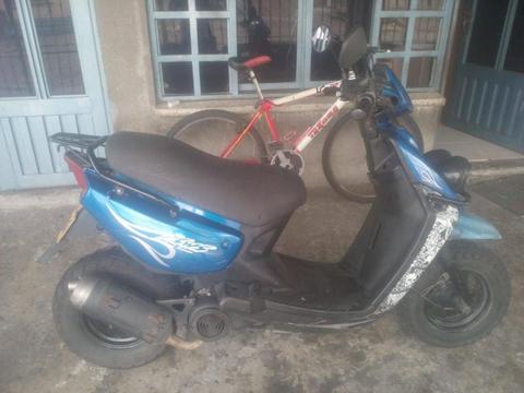 Se vende moto bwis 2005